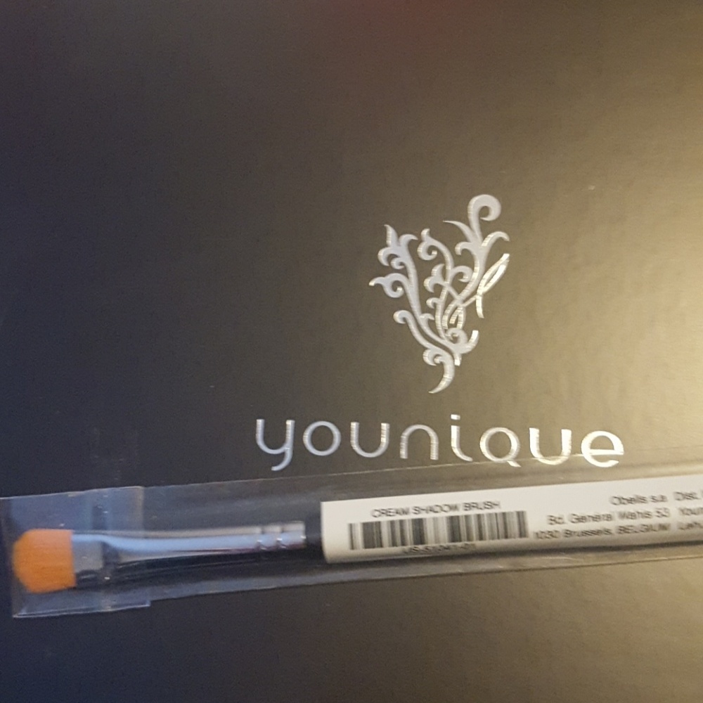 One younique professional cream shadow brush